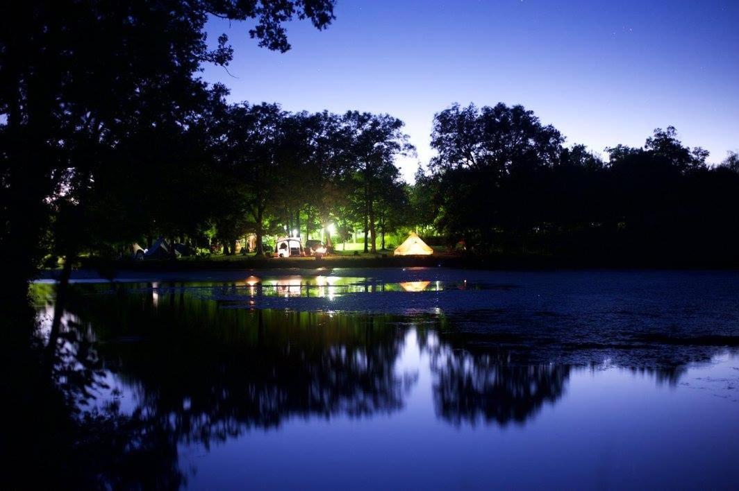 Camping Etang Du Camp Senergues Экстерьер фото